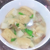 从古田会议旧址回到家累到了.... 张先生就自己在厨房做晚餐了...... 煮了客家特色炸豆腐[愉快][愉快][愉...