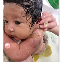 我们满月喽~洗了白白，第一次游泳，表现超级好~我的乖宝贝 😘😘😘