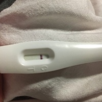 请问下 用验孕棒的时候尿淋到观察窗口上了些 但是之后用纸擦了 10秒后就显示了结果是一条杠结果准确吗�...