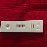 有哪位准妈妈是这种现象吗？试纸测出怀孕已经8天，早孕试纸从没有强阳过，hcg翻倍太慢……真的有点担心...
