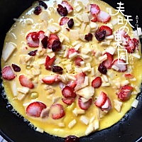 2018.4.2 给鹿儿做的草莓🍓苹果派      快手食物，10分钟就能搞定哦。 唉，为你的吃饭操碎了心