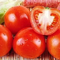 西红柿：展平皮肤新皱纹：西红柿含有的番茄红素有助于展平新皱纹，使皮肤细嫩光滑。一项实验发现，常吃...