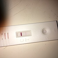 这是今天早上查出来的，但是有排出来褐色的分泌物，请问大神些，是怎么回事呢