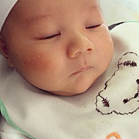 一个多月老是喜欢抱，放下就哭怎么办╰😩╮