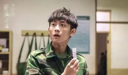 他扮演的每一个角色都给观众留下了十分深刻的印象，如今的张一山已经成为了一个备受关注的演员，想必日后他的演艺之路也是顺风顺水。