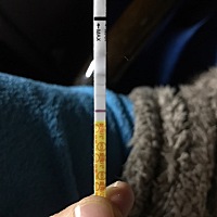 还有3天来月经，之前测都是白板，今天试了一次！浅浅的印子也不知道怀了没有