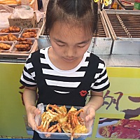 今天去逛美食街，吃了螃蟹、烤羊肉串，看电影🎬，吃汉堡🍔，逛自助海鲜市场，生蚝非常新鲜肥美😻...