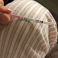 排卵后第7天，排卵试纸测到非常淡的粉印，有可能怀孕吗？