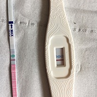 快来月经了，怎么左边的排卵试纸还有两条杠杠哦，但是右边的早早孕测试的只有一条杠，难道现在还在排卵...