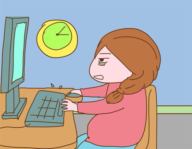 熬夜对我们年轻人来说，是习以为常的事，虽然有危害，但是我们假装不在意。但是怀孕后，孕妈就要正视这些危害了。经常熬夜，会加重孕妈的肾脏负担，导致气血亏损，身体抵抗力下降，容易生病，对胎宝的发育不好。同时这个习惯也会传递给胎宝，宝宝出生后可能也会作息不规律，到时候受苦受累的还是妈妈。所以怀孕后除了主观因素外，千万不要因为一些客观因素而去熬夜。