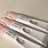 验孕棒真的好不准啊 今天姨妈准时来访 以后不相信验孕棒了 只相信姨妈