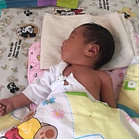 这是我儿出生第8天的造型，睡之前包的好好的，回来一看这样了。至于衣服是因为衣服上有铁扣子，我给剪掉...