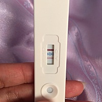 有哪位宝妈知道，用试纸测出第二条线，月经推迟一天，什么时候去查血？