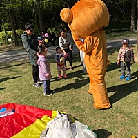 妈妈们好~我是新爱婴早教的老师，我们在长宁区新开了一家早教中心，有托班以及一些早教亲子课程，对宝宝...