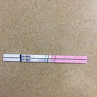 一直在备孕，这个打算试试看能不能迎来宝宝，听说测卵纸也能测早孕所以就试了一下，各位宝妈帮我看看这...