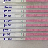 排卵试纸从AA后测就一直这样，前天晚上6点多把排卵试纸和验孕试纸一起测放一起了，去洗了把脸回来早孕就...