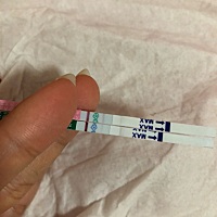 排卵试纸和早孕试纸放在一起，一会儿就串色了，跟真的怀孕一样。还是下个月继续努力吧～