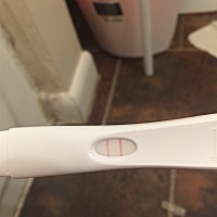 3月22号月经，图下是排卵棒，前天强阳，昨天弱阳，都有同房，今天好像变深了，又变成强阳怎么回事？很急...