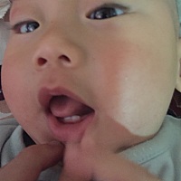 宝宝长牙，下面的门牙长了两颗，上面的门牙没长，然而就开长旁边的牙齿了，你们的宝宝有这样的情况吗？