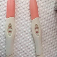 这是早晨第一尿和第二尿。。请问是怀孕了吗