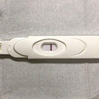 用晨尿再测了一遍，帮忙看下，怀了没？