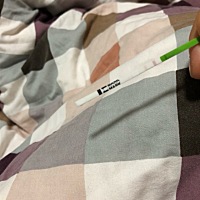 这个月16号来姨妈，图一是我早上测排卵试纸图显示两条杠，这是啥情况？而且我全身酸痛，还老打嗝。我好...