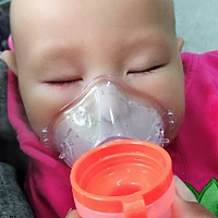 可怜的女儿，继续雾化。不过我已有经验除了第一次现在都是趁她睡觉做