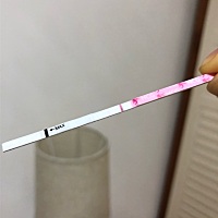 大家好。请问这个情况检测线算是很浅吗？还是无效啊？我的月经已推迟4天，但是我一般都是推后三四天才来...