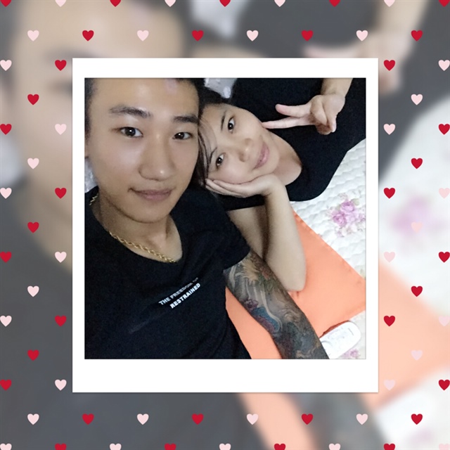 粑粑陪着麻麻，赫宝那时在麻麻肚子里不到100天.