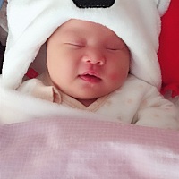 宝宝第9天刚好偷笑抓拍到