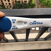 今天早上测的，现在出血了（是来姨妈了吗？）生化了吗？需要去医院吗？