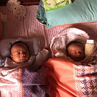 33 4，去医院做产检，说有一个宝宝严重缺氧，一声要求马上终止妊娠！大的4.4斤，小的3.2斤！一刨出来就...