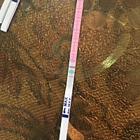 今天是排卵期第九天，排卵试纸这样，早孕昨晚测了白板，现在姨妈感强烈，胸胀痛，感觉没有希望了。。