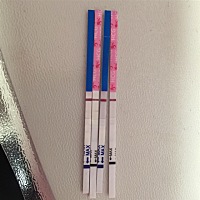 帮忙看一下，3.17末次月经，昨天晚上测有灰色印，今天早上白板，什么情况，麻烦问一下，今天该来月经，...