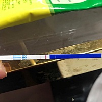 月经推迟13天了，测孕棒时，2条线，其中一条是粉红的，这样是否怀孕？宝妈帮忙看看