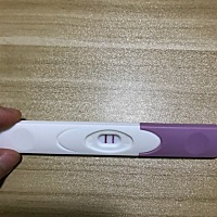 例假推迟今天第三天了，刚刚买的测的有一深一浅是怀孕吗？肚子有例假时候的感觉……感觉例假是不是要来啦？