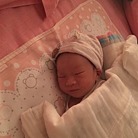 出生几天的宝贝睡着了也在笑，一家人疼爱的不行，