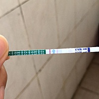 我正常是这个月18号来月经的，前几天有点粉红色后面变咖啡色，没有流出来每次上洗手间用纸巾擦一下有点...