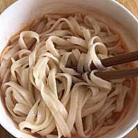 呐，这是我坐月子十几天的时候，妈妈还没来，婆婆下午给我煮的面。这也算我的晚饭那种。老公上班去了不...