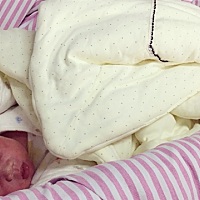 终于生了，破腹产7斤3两，羊水破了，哗哗出来，流了七八个小时，那滋味，，七八个小时一直一个姿势，还...