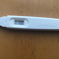 今天月经推迟一天，用排卵纸测的是两条杠一深一浅，用验孕棒测的是一天杠，这是怀了还是没怀，各位帮我看看