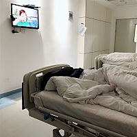 简直要崩溃了 刚刚前面去洗澡 进去门反锁了 奶奶一会没看见我 爬起来找我 使劲敲门喊我 在打洗发精的我...