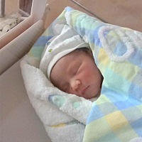 小宝贝提前出来啦 5斤2两 女宝一枚 妈妈的小棉袄