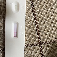 亲们 月经推迟4天了 今早用晨尿测了下对照区有条不明显的线  很浅 拍照看不清楚 是怀孕了吗