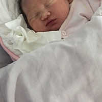 宝贝提前20多天出生了！还没有足月，接下来祝宝贝健康成长！讨论个问题，现在要不要给宝贝枕枕头？