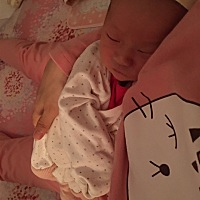 能吃能睡，还能拉，一天大小便算一起都在8-9次，我嘞乖乖你厉害了。排泄这么厉害！喂的母乳就是不一样