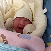 经历了22小时的痛苦 终于出生了。 8斤4两的大胖小子