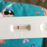 月经推迟6天了 昨天早上用试纸测了两条杠 但对照区比较浅 下午不放心去了医院查血 今天拿的结果医生却告...