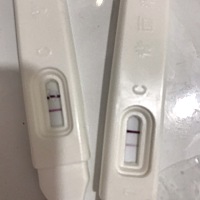 中午的时候试了一下  俩条杠 然后刚刚觉得不放心又试了一个 左边是第一个右边是第二个 是不是就是怀孕了