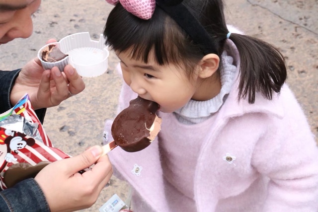 爸爸是有好吃的一定要给宝宝吃。